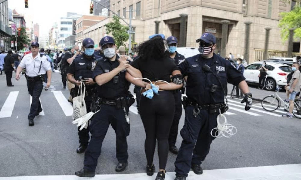 Έκρυβε κοκαϊνη προς πώληση...στο παραμύθι του 3χρονου γιου της